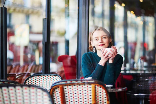 Joven mujer elegante bebiendo café en la cafetería en París, Francia — Foto de Stock