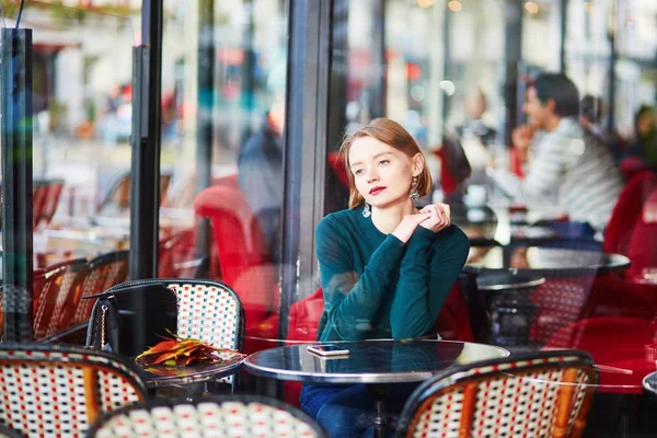 Młoda kobieta elegancka, picia kawy w kawiarni w Paryż, Francja — Zdjęcie stockowe