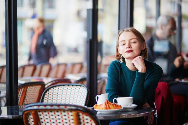 Młoda kobieta elegancka, picia kawy w kawiarni w Paryż, Francja — Zdjęcie stockowe