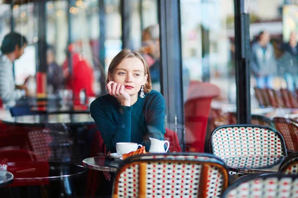 Joven mujer elegante bebiendo café en la cafetería en París, Francia — Foto de Stock