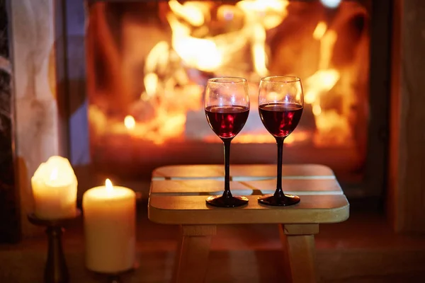 Två glas rött vin nära eldstaden — Stockfoto