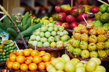 Funchal, Madeira, Portekiz çiftçi piyasasında egzotik meyve