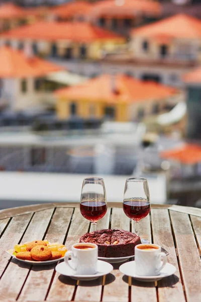 Vinho Madeira, café e bolo hohey, Vista para o Funchal, Portugal — Fotografia de Stock