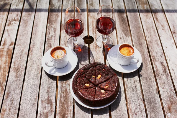 Vino de Madeira, café y tarta tradicional portuguesa hohey — Foto de Stock