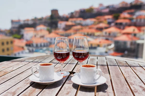 Κρασί Μαδέρα, καφές και hohey κέικ, θέα προς Φουντσάλ, Πορτογαλία — Φωτογραφία Αρχείου