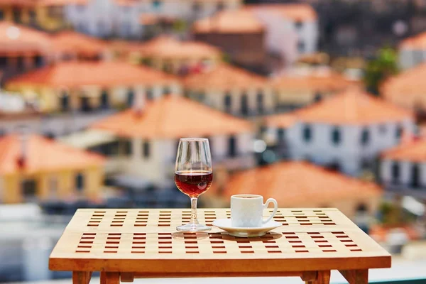 Madeira wine, coffee and hohey cake, Veduta di Funchal, Portogallo — Foto Stock