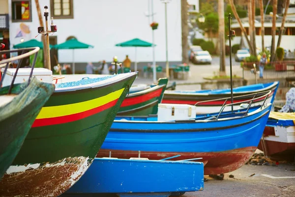 Barcos de pesca na praia da Madeira, Portugal — Fotografia de Stock