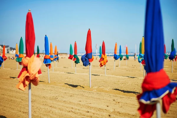 Många färgglada parasoller på stranden i Deauville — Stockfoto