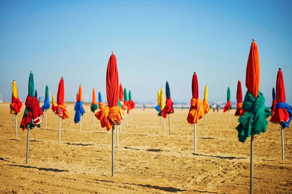 Deauville beach üzerinde birçok renkli şemsiyeler