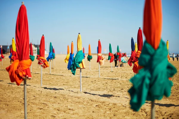 Deauville beach üzerinde birçok renkli şemsiyeler — Stok fotoğraf
