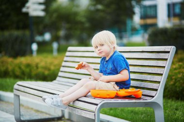 Beslenme çantası ve sağlıklı snack küçük çocuk