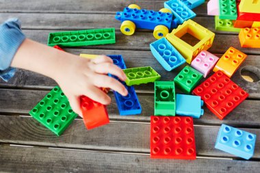Küçük çocuk renkli plastik inşaat bloklarla oynama