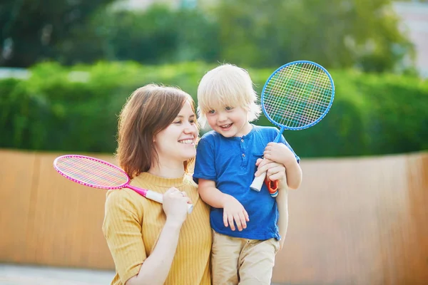 Little boy playing badminton with mom on the playground — Stock Photo, Image