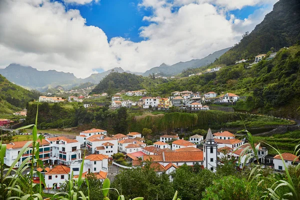 Městečko Sao Vicente na severním pobřeží Madeiry na ostrově, Portugalsko — Stock fotografie