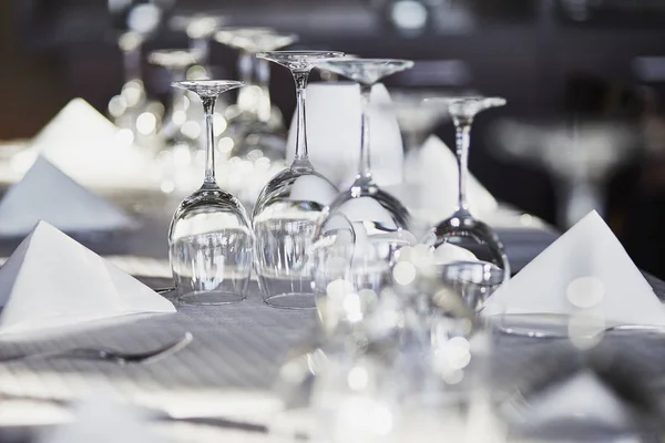 Muchos vasos vacíos en un restaurante — Foto de Stock