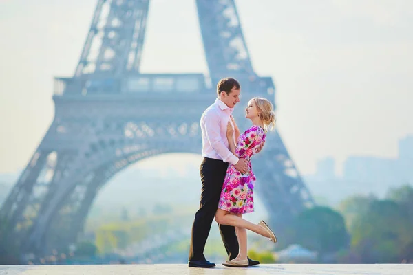 法国巴黎的埃菲尔铁塔前面一对情侣 — 图库照片
