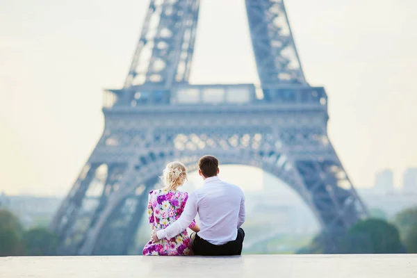 Paar voor de Eiffeltoren in Parijs, Frankrijk — Stockfoto