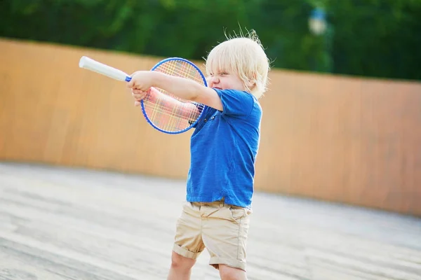 Μικρό αγόρι παίζοντας μπάντμιντον στην παιδική χαρά — Φωτογραφία Αρχείου