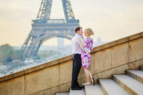 Pareja frente a la Torre Eiffel en París, Francia —  Fotos de Stock