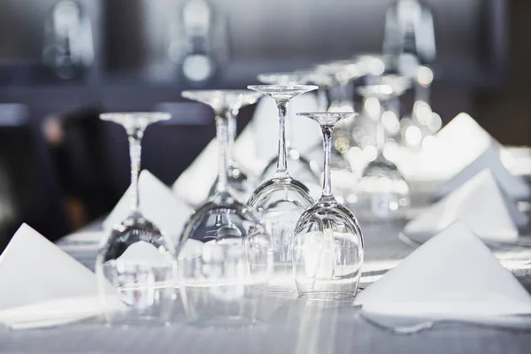 Many empty glasses in a restaurant — Stock Photo, Image