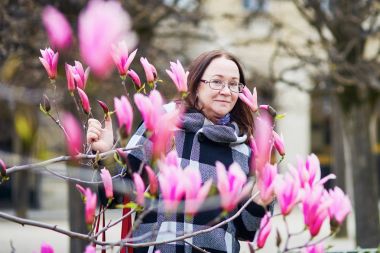 Mkiddle Paris'te kadın bir bahar gününde yaşlı.