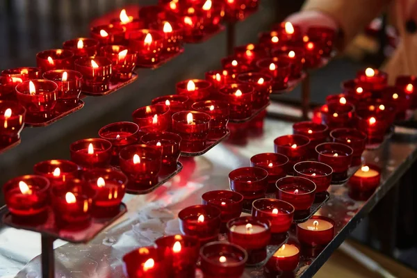 Velas de iglesia en candelabros rojos — Foto de Stock