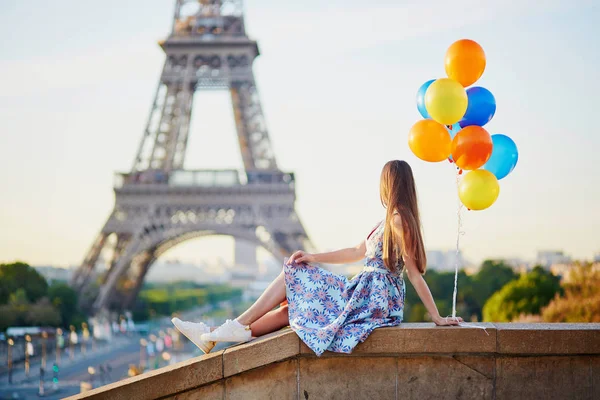Mladá žena s partou balóny na Eiffelovu věž — Stock fotografie