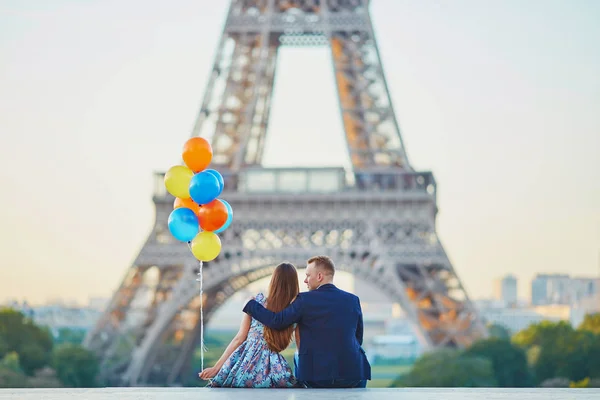 Pár s barevné balónky v blízkosti Eiffel tower — Stock fotografie