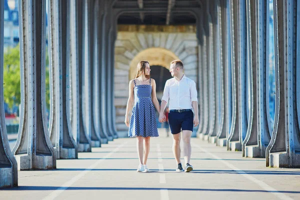 パリ、フランスの Bir Hakeim 橋に沿って歩くカップル — ストック写真