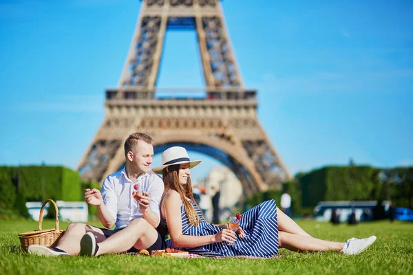 Pár s piknik na Eiffelovu věž v Paříži — Stock fotografie