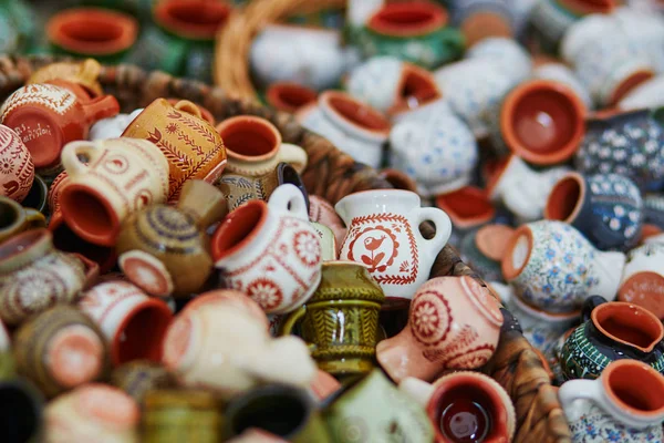 Jarros de cerâmica artesanal vendidos na feira de Páscoa em Vilnius — Fotografia de Stock