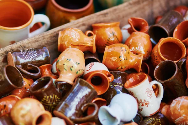 Handgemaakte keramische kannen verkocht op Pasen beurs in Vilnius — Stockfoto
