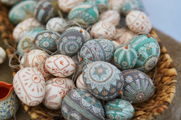 Coloridos huevos de Pascua vendidos en la feria de Pascua en Vilna —  Fotos de Stock