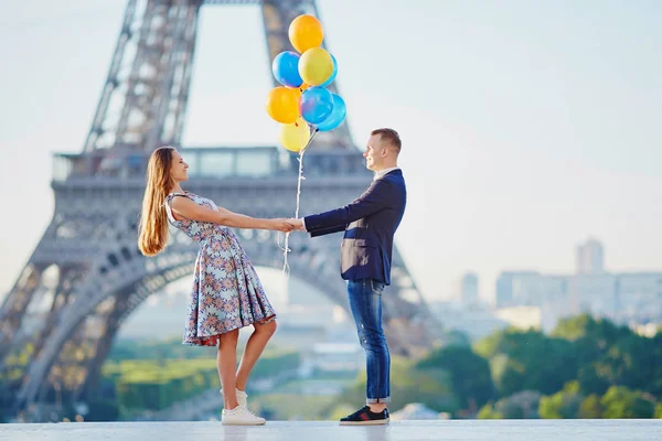 Casal Amoroso Com Monte Balões Coloridos Beijando Perto Torre Eiffel — Fotografia de Stock