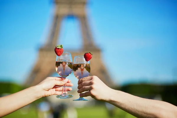 Paar Der Bahn Mit Blick Auf Den Eiffelturm Paris Frankreich — Stockfoto