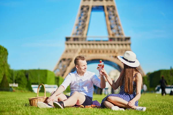 フランス パリのエッフェル塔の近くのピクニックを持っているロマンチックなカップル — ストック写真
