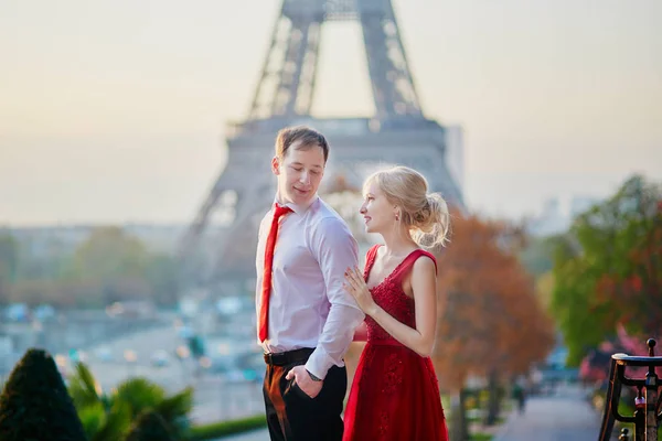 在法国巴黎的埃菲尔铁塔前的美丽浪漫的情侣 — 图库照片