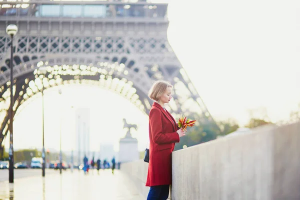 Hermosa Joven Francesa Tomando Café Cerca Torre Eiffel París Otoño — Foto de Stock