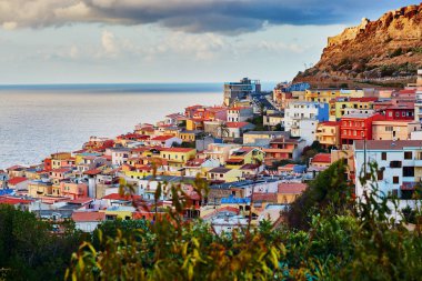 Castelsardo Köyü renkli evleri ve marina Sardunya, İtalya ile doğal görünümü
