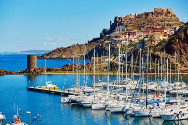 Castelsardo Köyü Kalesi ve marina Sardunya, İtalya ile doğal görünümü