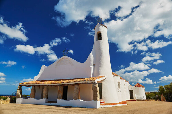 Вид на церковь Стелла Марис в Порто Черво, Изумрудное побережье, Фелиния, Италия
