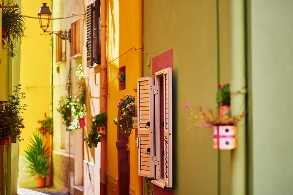 意大利撒丁岛 Bosa 的一条街道上典型的五颜六色的意大利房子 — 图库照片