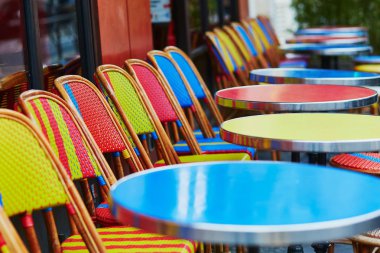 Renkli masa ve sandalye boş açık Cafe Paris, Fransa