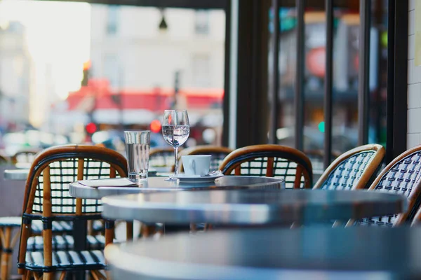 Lege Koffiekopje Glas Water Een Buitencafé Parijs Frankrijk — Stockfoto