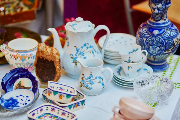 Bekers Kannen Een Rommelmarkt Parijs Frankrijk — Stockfoto