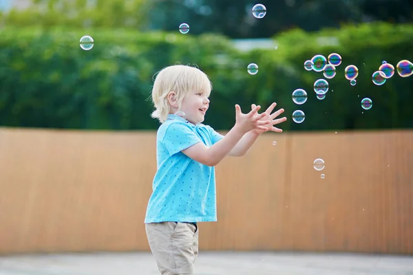 Gelukkig Schattig Jongetje Met Bubbels Buiten Spelen Een Zomerdag — Stockfoto