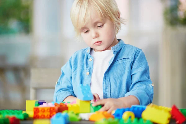 Menino Adorável Brincando Com Blocos Construção Plástico Colorido Casa Jardim — Fotografia de Stock