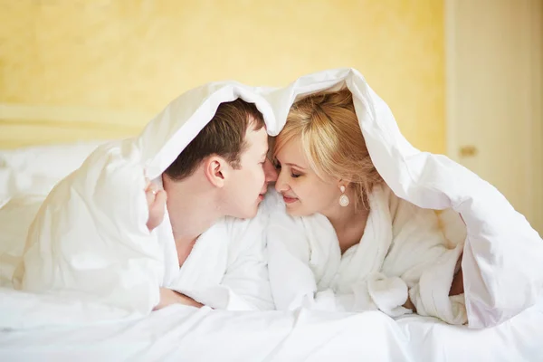 Gelukkige Jonge Paar Witte Badjassen Samen Bed Ochtend Hotel Reizen — Stockfoto