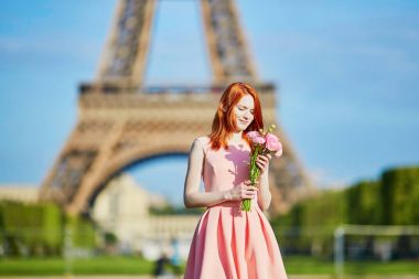 Eyfel Kulesi önünde çiçekli güzel genç kız