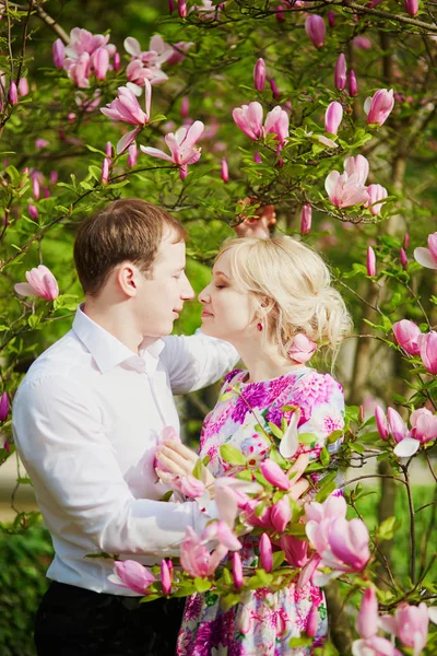 Hermosa Pareja Romántica Bajo Árbol Magnolia Floreciente Día Primavera —  Fotos de Stock